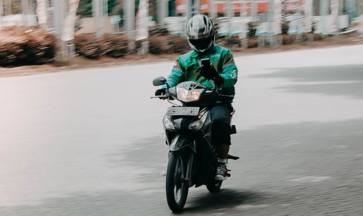 Ilustrasi: Dampak Kenaikan Harga BBM Terhadap Struktur Tarif Ojek Online: Tanggapan Resmi dari Grab Indonesia