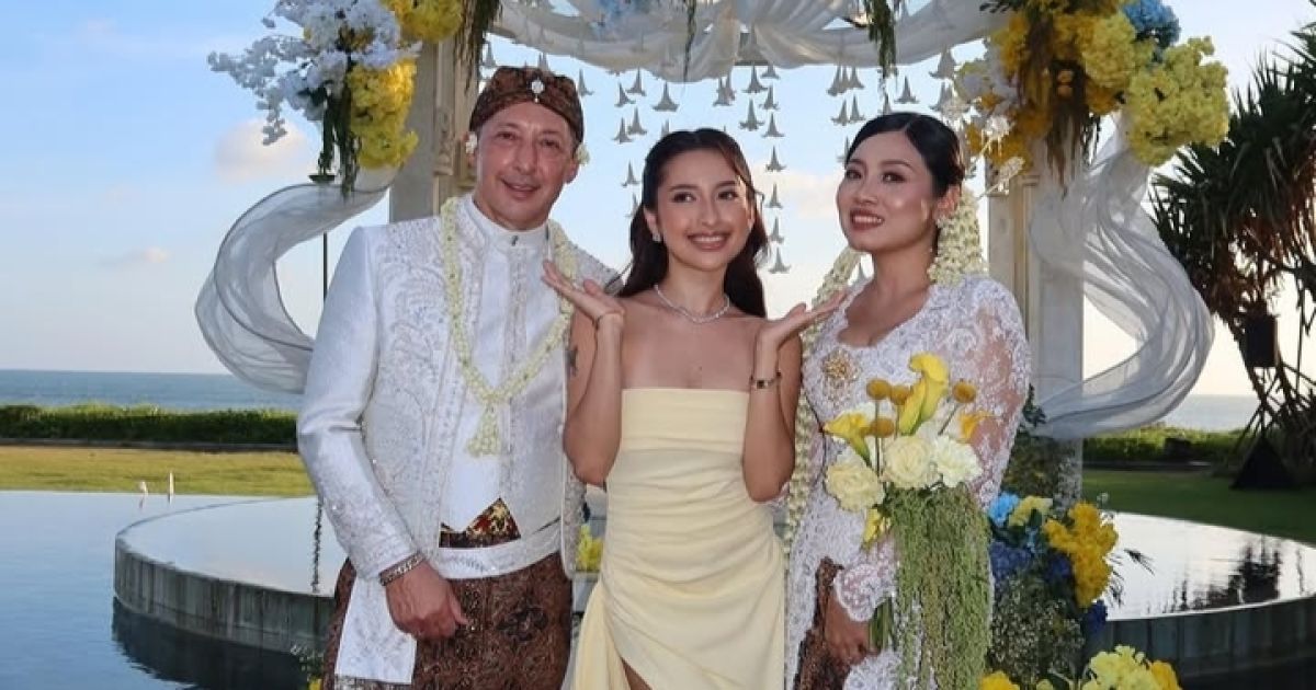 Momen kebersamaan Jennifer Coppen dengan sang ayah Richardo Benito Coppen dan ibu sambungnya, Dyah Ersari. [Foto: Instagram/@jennifercoppenreal20]