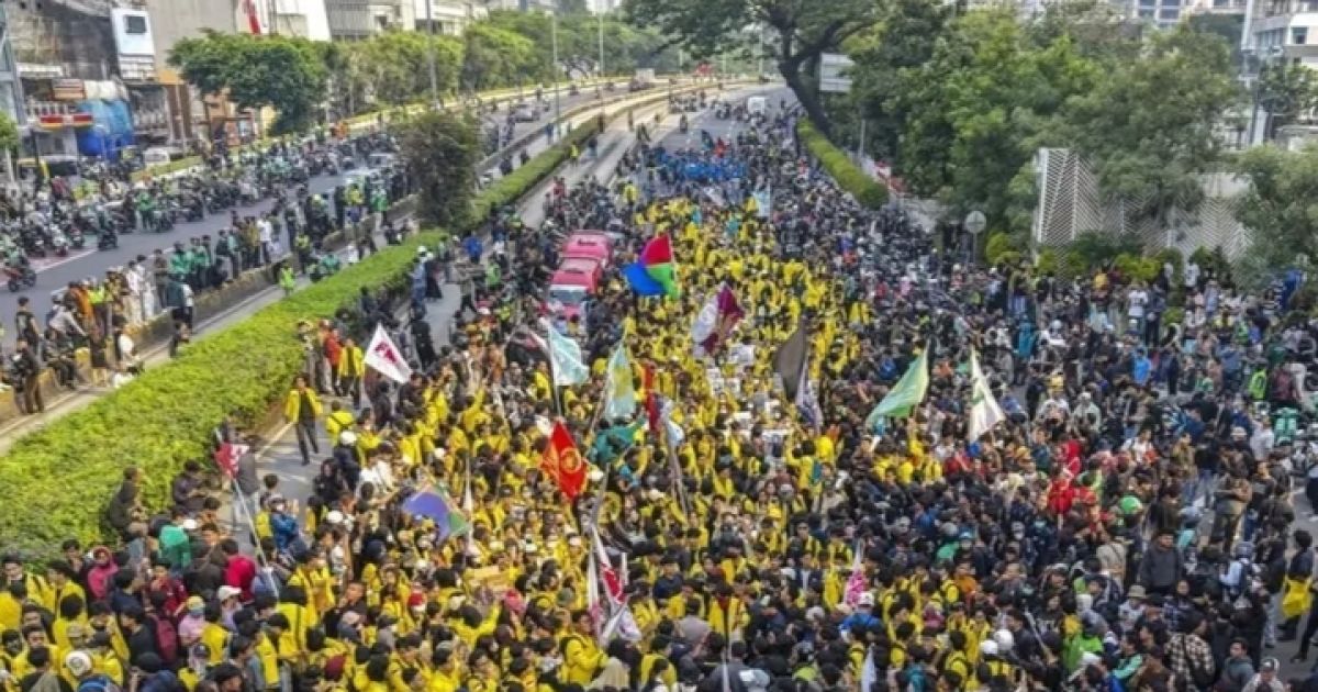 Sejumlah mahasiswa lakukan demonstrasi terkait beberapa kebijakan pemerintah termasuk kenaikan BBM dan MBG. [Foto: Instagram/@afifahafra79]
