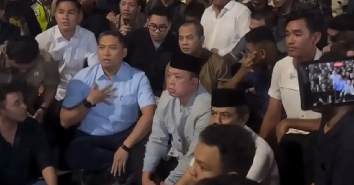Diskusi ricuh ( foto. Radar Surabaya)