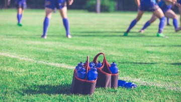 Hydration break dalam sepakbola. Foto: Getty Images/zoff-photo