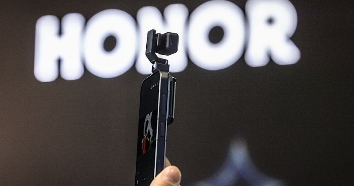 Seorang pengunjung mencoba Honor Robot Phone, buatan Honor Device Co., di Barcelona, ​​Spanyol, pada Minggu (1/6/2026). (Foto Angel Garcia/Bloomberg)