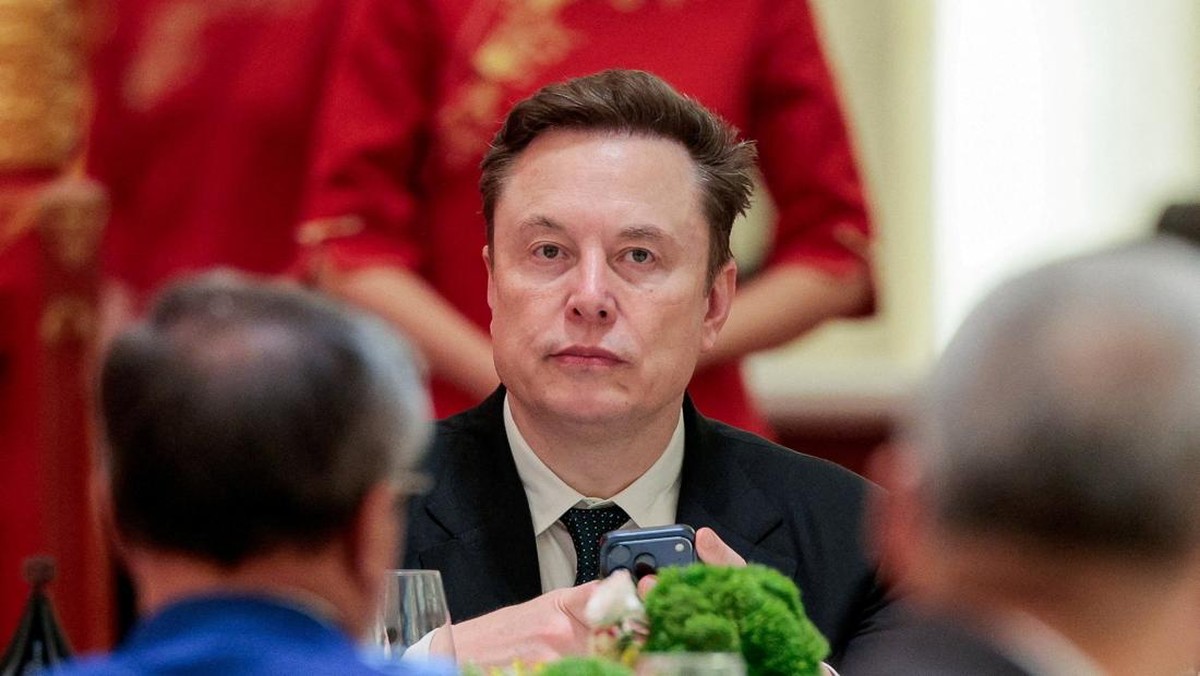 Foto: CEO Tesla Elon Musk memegang telepon seluler saat tiba untuk menghadiri jamuan makan malam kenegaraan bersama Presiden AS Donald Trump dan Presiden China Xi Jinping di Balai Besar Rakyat di Beijing, China, 14 Mei 2026. (REUTERS/Evan Vucci)