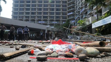 Area yang biasanya tenang, berubah ricuh pada Kamis (18/6). Aparat kepolisian yang dibantu TNI bergerak maju menggunakan tameng untuk menahan lemparan. Tak lama berselang, water cannon dikerahkan untuk membubarkan massa yang mulai terpecah. Sejumlah orang kemudian diamankan oleh petugas karena diduga terlibat dalam kericuhan. Andhika Prasetia/detikFoto