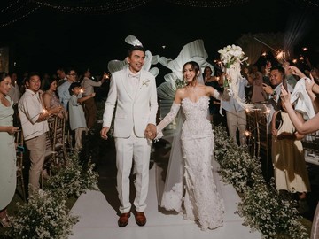 Fitrie Rachmadhina dipersunting Deddy Boded pada 16 Juni 2026 di Villa Phalosa, Bali. Saat menikah, pasangan ini mengenakan atasan berwarna putih dan kain batik untuk bawahan. (Foto: dok Instagram ririnekawati)
