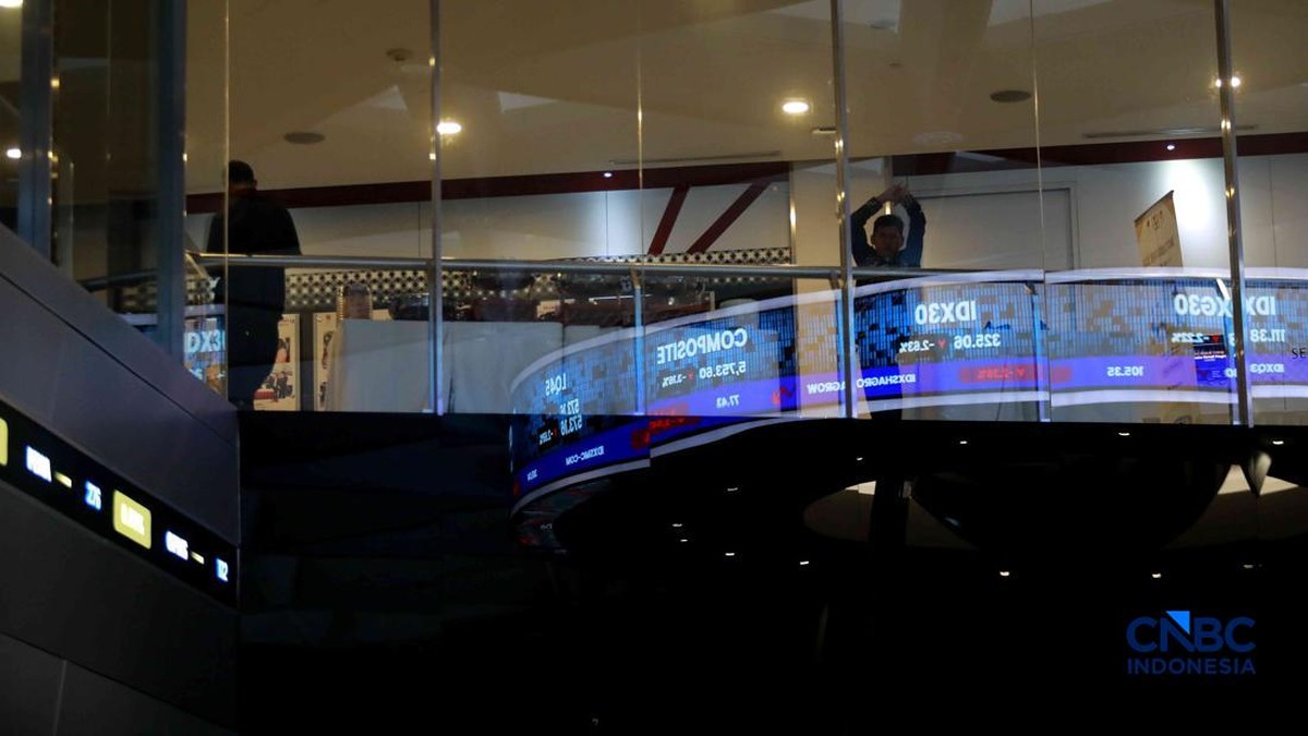 Foto: Pengunjung mengamati layar digital pergerakan Indeks Harga Saham Gabungan (IHSG) di Bursa Efek Indonesia, Jakarta, Kamis (4/6/2026). (CNBC Indonesia/Muhammad Sabki)