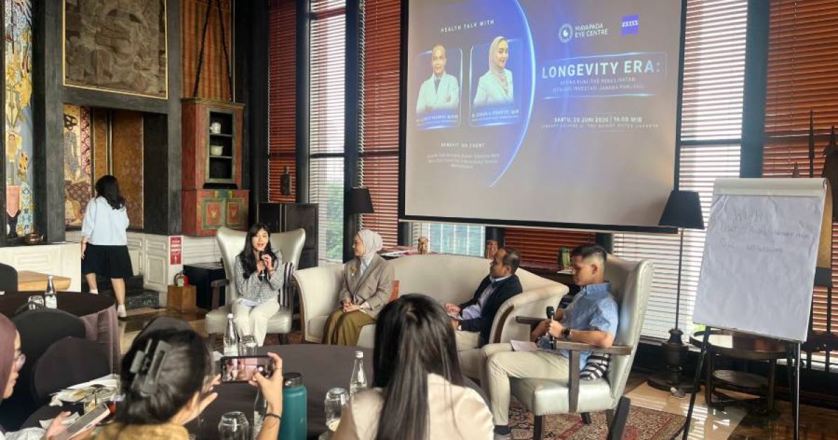 Dokter spesialis mata Mayapada Eye Center, Zoray. Feranthy (kiri) dan SMILE Pro & Presbyond Surgeon Mayapada Eye Center, dr Ucok P. Pasaribu. (Yeyen via Bloomberg Technoz)