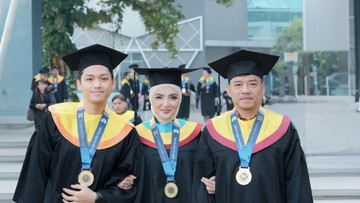 Anang Hermansyah, Ashanty dan Azriel akhirnya bisa mewujudkan untuk melaksanakan wisuda bareng. Foto: dok instagram Anang, Ashanty dan Azriel