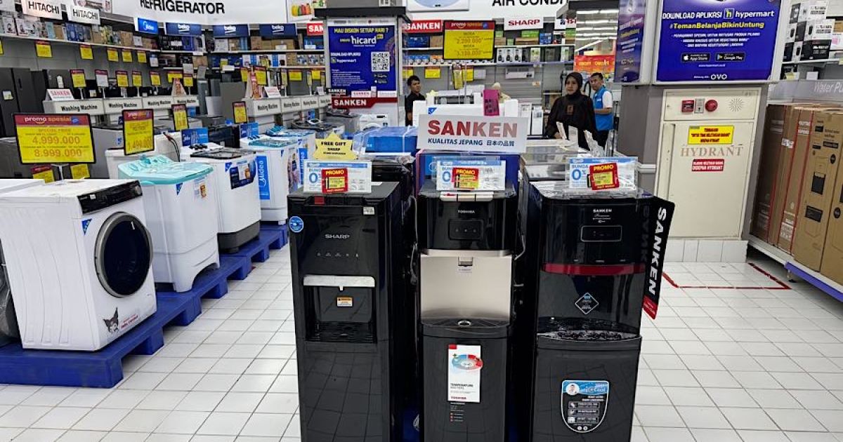 Pengunjung melihat produk elektronik di salah satu gerai ritel modern Jakarta, Selasa beberapa waktu lalu. (Foto: Bloomberg Technoz/Andrean Kristianto)