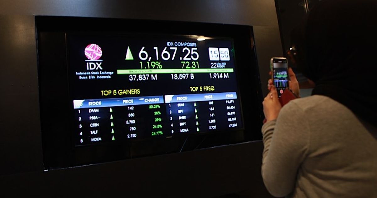 Seorang karyawan memfoto layar pergerakan harga saham (IHSG) di Bursa Efek Indonesia (BEI), Jumat (22/5/2026) lalu. (Foto Bloomberg Technoz/Andrean Kristianto)