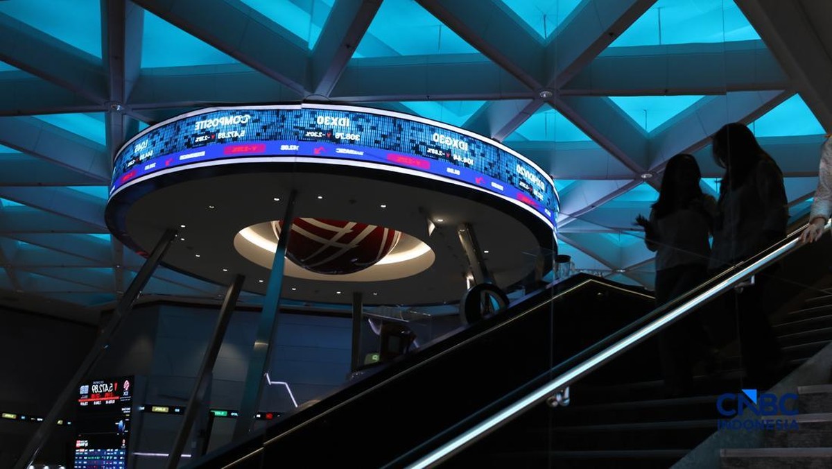 Foto: Layar menampilkan pergerakan Indeks Harga Saham Gabungan (IHSG) di gedung Bursa Efek Indonesia (BEI), Jakarta, Senin (8/6/2026). (CNBC Indonesia/Tri Susilo)