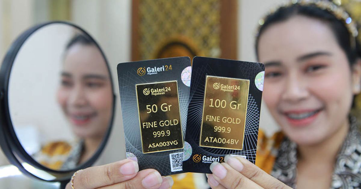 Seorang aryawan menunjukkan emas batangan Galeri 24 Pegadaian di Galeri 24, Jakarta beberapa waktu lalu. (Foto: Bloomberg Technoz/Andrean Kristianto)