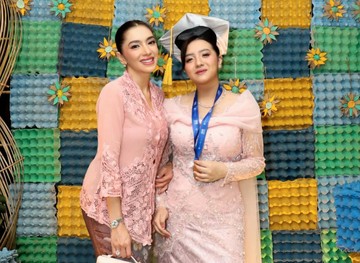 Ilustrasi: Pesona Anggun Angel Karamoy Kenakan Kebaya Pink Pastel Rayakan Kelulusan Sang Putri