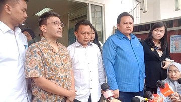 Ruben Onsu usai membuat aduan ke KPAI terkait pembatasan akses bertemu dan dugaan eksploitasi anak. Foto: Muhammad Ahsan Nurrijal/detikcom