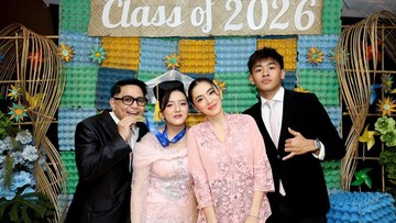 Angel Karamoy dan putri sulungnya, Lovely, kompak memakai kebaya bernuansa pink. Ibu dan anak dipuji netizen bak kakak dan adik. Foto: Instagram @realangelkaramoy