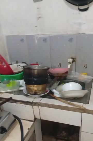 Viral curhat ibu rumah tangga saat sakit, rumah berantakan karena urusan domestik dianggap tugas istri saja. Foto: Dok. Instagram @selvi_komaru_zaman.