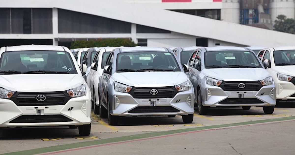 Sejumlah mobil Toyota Agya yang akan diekspor terparkir di IPCC Terminal Kendaraan, Tanjung Priok, Selasa (23/6/2026) (Foto: Bloomberg Technoz/Andre)