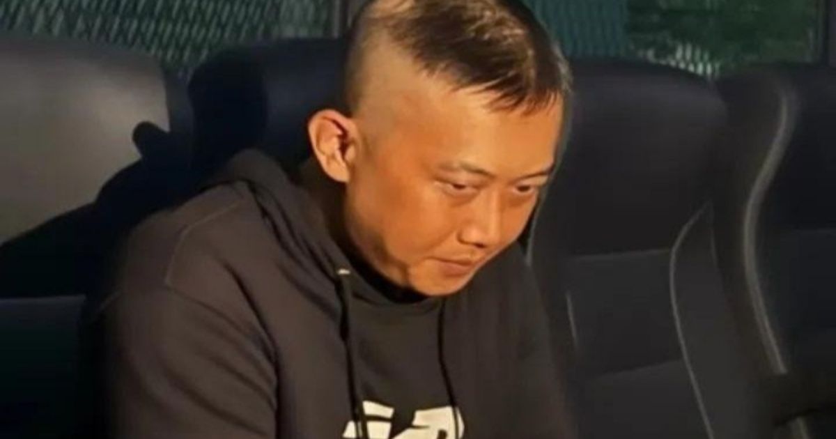 Detik-detik penangkapan pelaku penyiksaan Yuvita Tri Rezeki, Taufik Hidayat, yang beberapa waktu jadi DPO. [Foto: X/@karaaism]