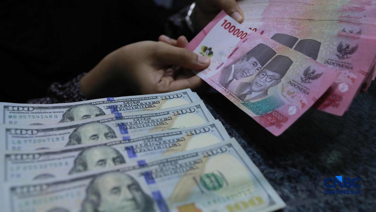 Foto: Karyawan menghitung uang pecahan dolar Amerika Serikat (AS) di gerai penukaran mata uang asing, Jakarta, Jumat (24/4/2026). (CNBC Indonesia/Muhammad Sabki)