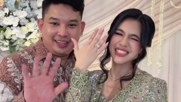 Andi Agum melamar DJ Una di kawasan Andara, Depok, Jawa Barat, pada Jumat (26/6/2026). DJ Una semringah memperlihatkan cincin di jari manisnya. Foto: Instagram Story @putriuna