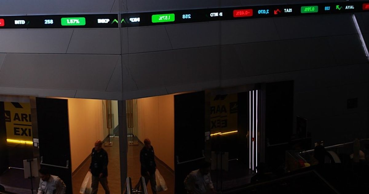 Karyawan di depan layar pergerakan harga saham (IHSG) di Bursa Efek Indonesia (BEI). (Foto: Bloomberg Technoz/Andrean Kristianto)