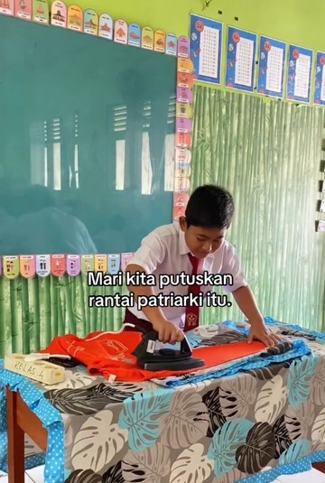 Aksi viral guru SD latih siswa laki-laki menyetrika baju demi putus rantai patriarki. Langkah ini jadi bekal basic life skill agar anak mandiri sejak dini. Foto: Dok. Instagram @agustinprwndri.
