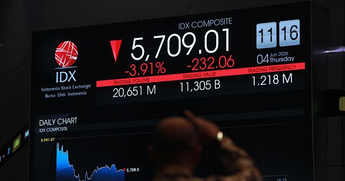 Seorang aryawan di depan layar pergerakan harga saham (IHSG) di Bursa Efek Indonesia (BEI), Kamis (4/6/2026). (Foto: Bloomberg Technoz/Andrean Kristianto)