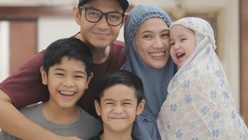 Muhammad Dirgantara Ariendra Harlino, putra Dude dan Alyssa Soebandono adalah seorang penghapal Al-Qur'an. Beberapa waktu lalu dia baru menyelesaikan tasmi' Al-Qur'an untuk juz 27. Foto: Instagram @ichasoebandono/@dude2harlino