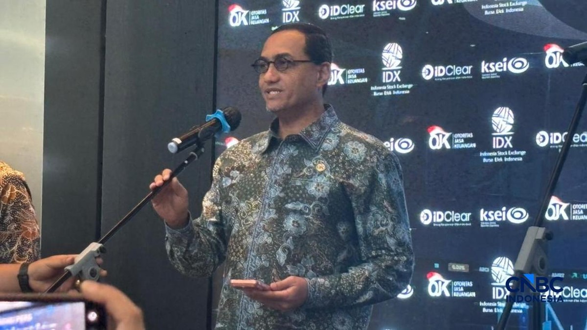 Foto: Kepala Eksekutif Pengawas Pasar Modal, Keuangan Derivatif, dan Bursa Karbon Otoritas Jasa Keuangan (OJK) Hasan Fawzi saat menyampaikan Konferensi Pers Pasar Modal di Gedung Bursa Efek Indonesia, Jakarta, Rabu (13/5/2026). (CNBC Indonesia/Mentari Puspadini)