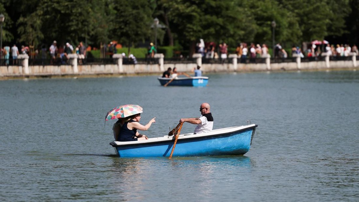 Foto: Orang-orang berperahu di Taman El Retiro pada hari yang panas di Madrid, Spanyol, 23 Juni 2026. (REUTERS/Mohammed Salem)