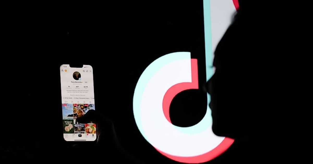 Seseorang membuka aplikasi TikTok di Jakarta beberapa waktu lalu. (Foto: Bloomberg Technoz/Andrean Kristianto)