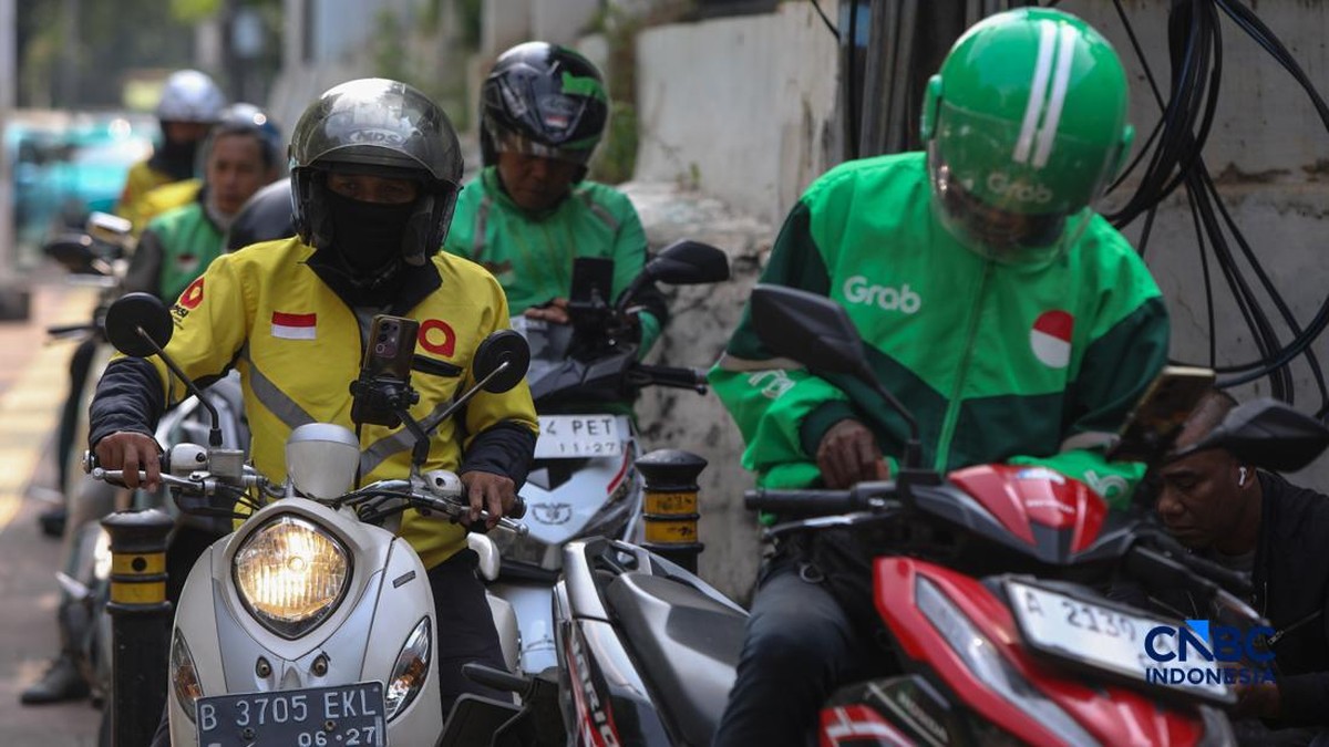 Foto: Pengemudi ojek online (ojol) menunggu orderan penumpang di kawasan Stasiun Palmerah, Jakarta, Senin (4/5/2026). (CNBC Indonesia/Faisal Rahman)
