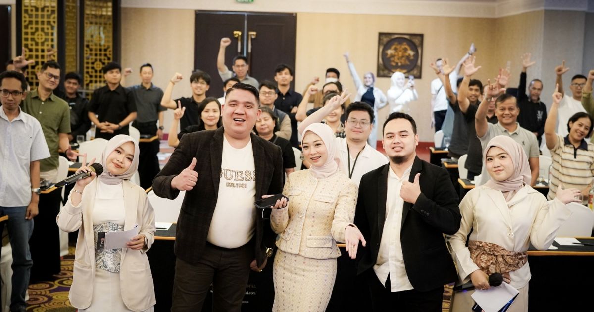 Edukator trading Cenli Yani sukses menggelar seminar edukasi di Jakarta. Ia membagikan strategi 3 EMA dan membuktikannya lewat sesi live trading. [Foto: ist]