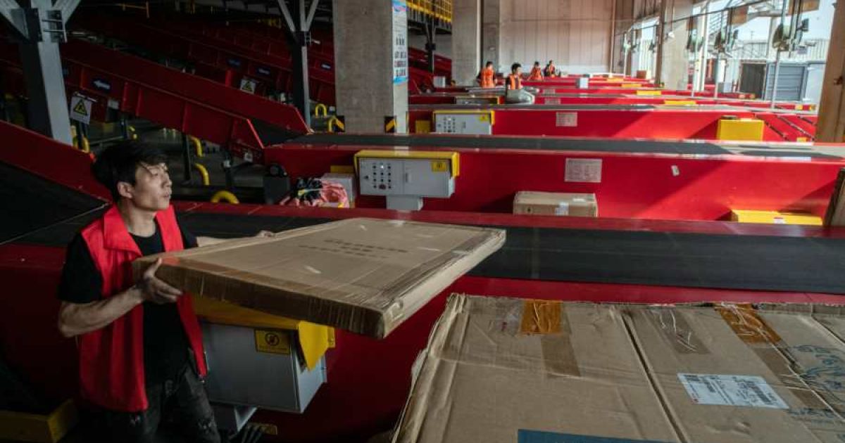 Gudang sortir barang perusahaan platform e-commerce asal China JD.com. (Foto: Bloomberg)