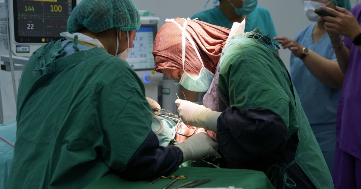 Yayasan WINGS Peduli kembali menggelar program kesehatan dengan memberikan operasi bibir sumbing dan celah langit-langit gratis bagi 20 anak di Jawa Timur. [Foto: ist]