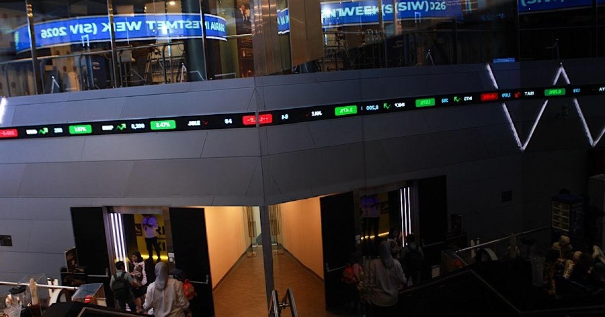 Karyawan di depan layar pergerakan harga saham (IHSG) di Bursa Efek Indonesia (BEI), Jumat (22/5/2026) lalu. (Foto: Bloomberg Technoz/Andrean Kristianto)