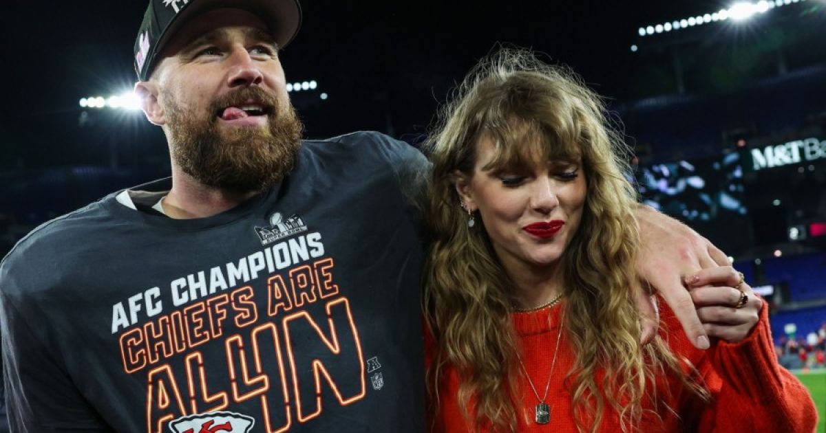 Travis Kelce dan Taylor Swift merayakannya di AFC Championship Game di M&T Bank Stadium. (Foto: Bloomberg)