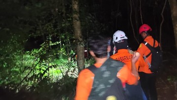 Evakuasi pendaki yang mengalami cidera di Gunung Rinjani oleh tim SAR Gabungan (dok. SAR Mataram)