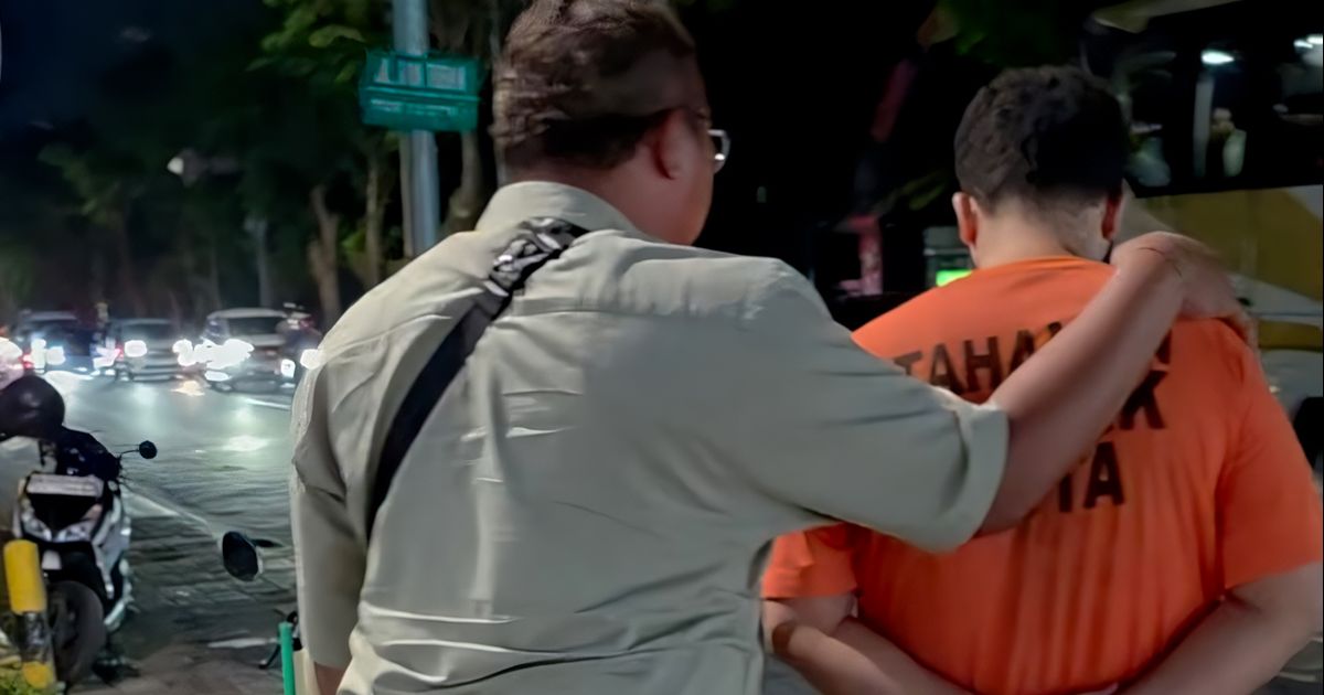 Foto MBC di giring anggota Polsek Kuta usai pemeriksaan di RS Murni Teguh Kuta, Bali 3 Juli 2026 (Dok: Hey Bali News)