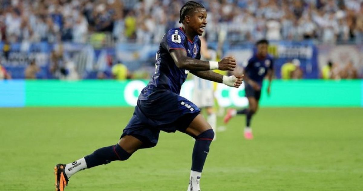 Sidny Lopes Cabral Tampil Ganas dan Cetak Gol Roket ke Gawang Argentina