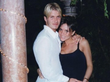 David Beckham memperlihatkan foto saat tengah makan bersama Victoria pada hari pertama setelah pernikahan mereka pada 4 Juli 1999. 