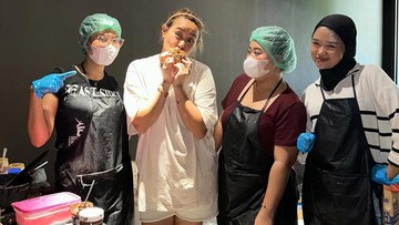 Kini penyanyi Pinkan Mambo sedang menjalankan les vokal yang terbuka untuk umum. Foto: dok instagram Pinkan Mambo