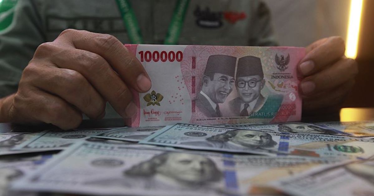 Seorang karyawan menghitung mata uang rupiah di tempat penukaran mata uang. (Foto: Bloomberg Technoz/Andrean Kristianto)