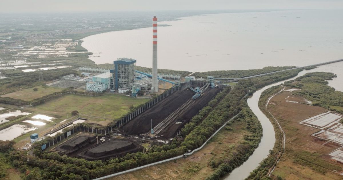 Pembangkit listrik tenaga batubara Cirebon-1 di Cirebon, Jawa Barat, Indonesia. (Foto: Bloomberg-Muhammad Fadli)