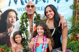 Momen Kebersamaan Dwayne Johnson dan Tiga Putri Tercinta di Panggung Premiere 'Moana'