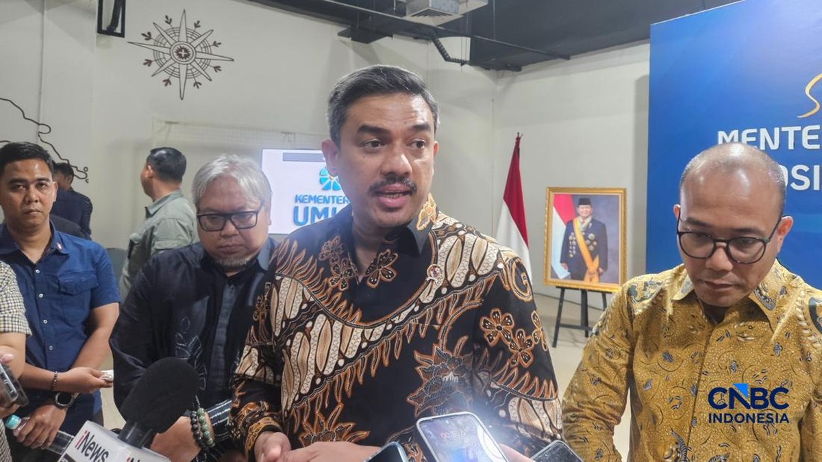 Foto: Menteri UMKM Maman Abdurrahman saat bertemu asosiasi pengemudi ojol dari GrabBike, Gojek, hingga Maxim di Kantor Kementerian UMKM di Jakarta, Rabu (8/7/2026). (CNBC Indonesia/Intan Rakhmayanti)