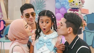 Vania Athabina bersama mama dan dua kakaknya. Foto: Instagram @bramastavrl