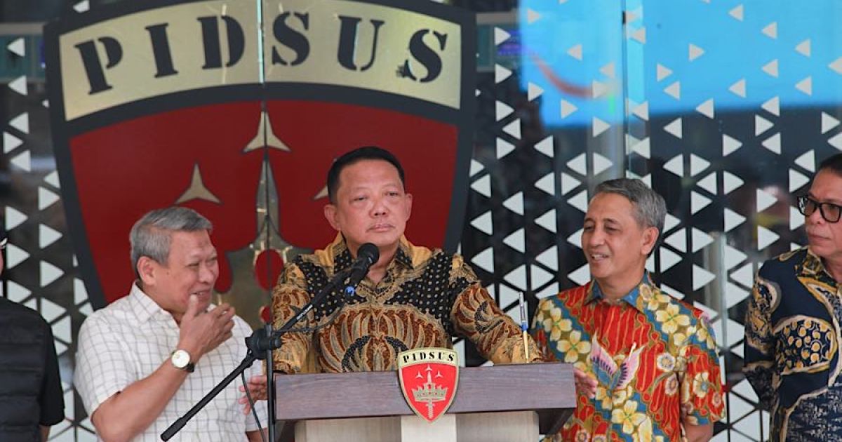 Jampidsus, Febrie Adriansyah memberikan keterangan pers di Kejagung, Jumat (10/7/2026). (Foto: Bloomberg Technoz/Andrean Kristianto)