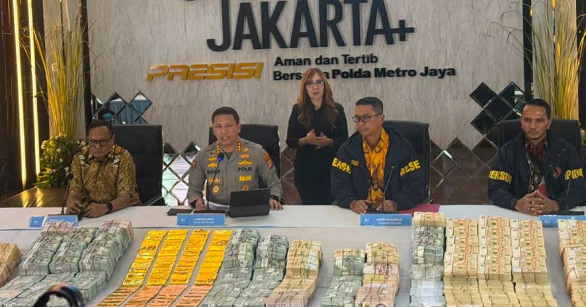 Konfrensi pers terkait perkembangan penyidikan tiga kasus besar di Polda Metro Jaya, Jumat (10/7/2026). (Foto: Bloomberg Technoz/Andrean K)