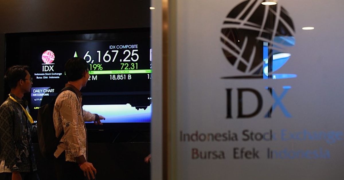 Karyawan di depan layar pergerakan harga saham (IHSG) di Bursa Efek Indonesia (BEI), Jumat (22/5/2026) lalu. (Foto: Bloomberg Technoz/Andrean Kristianto)